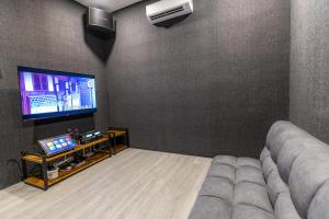 TV a/nebo společenská místnost v ubytování 5R4B 15Pax V KTV,KID'S POOL,POOL TABLE NEAR USM,LWE HOSPITAL,SPI ARENA