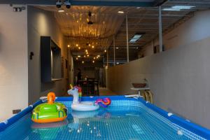 Bazén v ubytování 5R4B 15Pax V KTV,KID'S POOL,POOL TABLE NEAR USM,LWE HOSPITAL,SPI ARENA nebo v jeho okolí