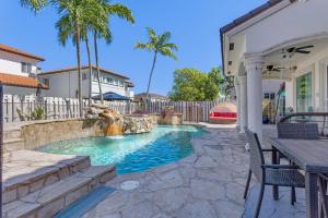 una piscina en un patio trasero con mesa y sillas en Luxury villa Miami pool/near aiport, beach,club, shopping, en Tamiami