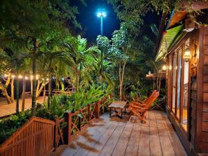 にあるChomka Thnong Resortの木製デッキ(ベンチ、テーブル付)