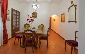 阿雷佐的住宿－Lovely Apartment In Arezzo With Kitchen，一间带桌椅的用餐室