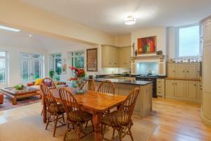 een keuken met een houten tafel en stoelen bij Stunning 6-bedroom countryside home in Reading