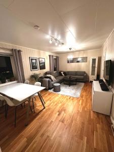 sala de estar con sofá y mesa en Cozy 2-Bed Apartment on the top of Tromsø! en Tromsø