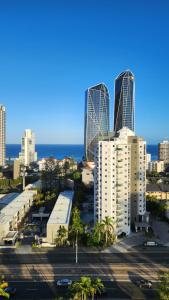 une vue aérienne sur une ville avec de grands bâtiments dans l'établissement Surfers Hawaiian Holiday Apartments, à Gold Coast
