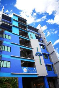 un edificio azul y blanco con un cielo en el fondo en Pillows Hotel Cebu, en Cebú