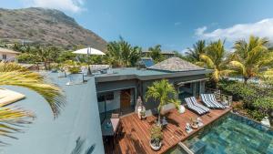 - une vue aérienne sur une maison avec une piscine dans l'établissement Villa Sartelo, à Tamarin