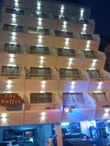 un edificio alto con muchas ventanas a un lado. en Hotel Blue Star, en Coimbatore