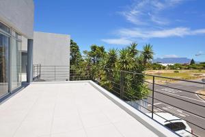 Μπαλκόνι ή βεράντα στο Luxury home walking distance to Blouberg beach