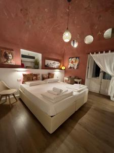 a bedroom with a large white bed in a room at Bibike in Catania