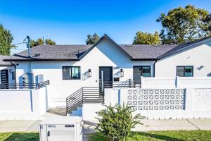 een wit huis met een hek ervoor bij Stellar NoHo Art home with new design in Los Angeles