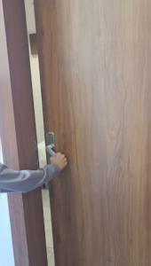 eine Person, die mit ihrer Hand eine Tür öffnet in der Unterkunft Hotel Grand Residency , Kolegaon in Dive