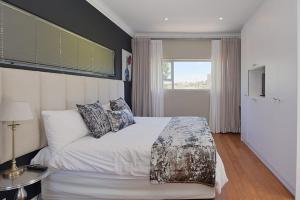 Ένα ή περισσότερα κρεβάτια σε δωμάτιο στο Luxury home walking distance to Blouberg beach +45 φωτογραφίες