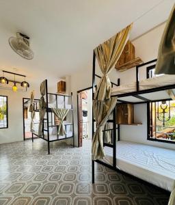 2 beliches num quarto com um corredor em Sabai Sabai Backpackers Hostel em Luang Prabang