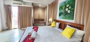 um quarto com uma cama grande num quarto em Royal Sweet Hotel em Patong Beach