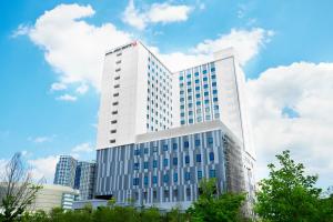 un edificio blanco alto con muchas ventanas en Hotel JAL City Tokyo Toyosu en Tokio