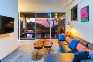 un soggiorno con divano e tavolo di Exclusive Villa Tanager Ocean View w AC Private pool terrace a Quepos