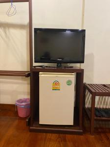 Uma televisão e/ou sistema de entretenimento em somvang khily guesthouse 宋旺吉利 酒店