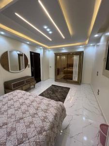 um quarto grande com uma cama e um espelho em LAYAN LUXURY APARTMENT no Cairo