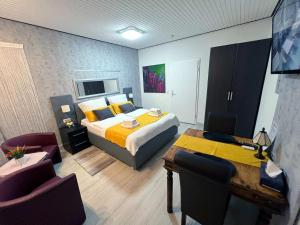 een hotelkamer met een bed en een tafel en stoelen bij Strandnest Büsum in Büsum