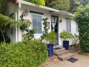Zahrada ubytování Paihia Place Cottage - central Paihia + 6 fotografií