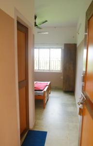Chakalakkal Residency في سلطان بتيري: غرفة بسرير وغرفة بها نافذة