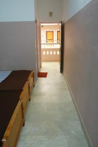 einen Flur eines Zimmers mit einem Bett und einem Balkon in der Unterkunft Chakalakkal Residency in Sultan Bathery