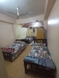 Giường trong phòng chung tại Aswan Fully furnished apartment اسوان- امتداد العقاد