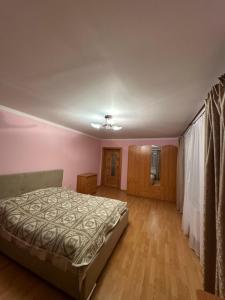 sypialnia z łóżkiem w pokoju w obiekcie Садиба "Джерело" w Jaremczach