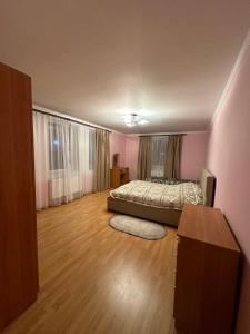 ein Schlafzimmer mit einem Bett und einem Schreibtisch. in der Unterkunft Садиба "Джерело" in Jaremtsche