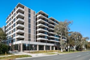 un edificio de apartamentos al lado de una calle en NEW BOUTIQUE 1bd Apt en Canberra