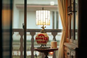 une lampe assise sur une table à côté d'une fenêtre dans l'établissement Hotel Morgenrot, à Kobe