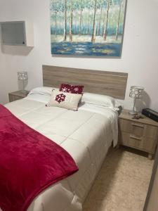 - une chambre avec un grand lit et une couverture rouge dans l'établissement Apartamento Catalina, à Los Llanos de Aridane
