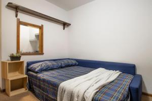 una camera con letto blu e specchio di BeSt Alce a Sestriere