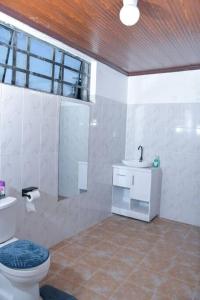 La salle de bains est pourvue de toilettes et d'un lavabo. dans l'établissement Tulivu homes, 