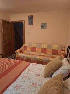 a hotel room with two beds in a room at Casa Maia Dambovicioara in Dîmbovicioara