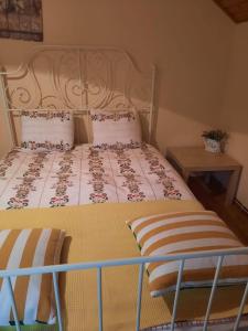 a bedroom with a bed with a metal frame at Casa Maia Dambovicioara in Dîmbovicioara