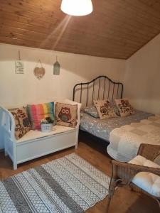 Casa Maia Dambovicioara في ديمبوفيتشوارا: غرفة معيشة بها سريرين وأريكة