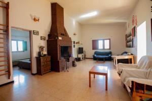 een woonkamer met een bank en een open haard bij Finca pajaritos in Las Palmas de Gran Canaria