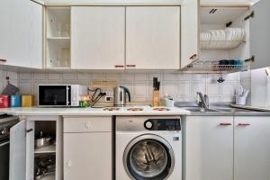 eine Küche mit einer Waschmaschine und einem Waschbecken in der Unterkunft City Living Guest House Venice in Mestre