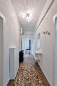 einen Flur mit einem Bad mit Fliesenboden in der Unterkunft City Living Guest House Venice in Mestre