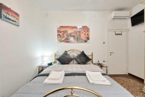 ein Schlafzimmer mit einem großen Bett mit zwei Handtüchern darauf in der Unterkunft City Living Guest House Venice in Mestre