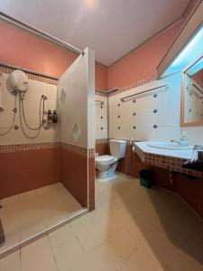 Ban Nong Nam Khan的住宿－帕雅邁度假酒店，浴室配有卫生间、浴缸和水槽。