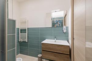 een badkamer met een wastafel en een glazen douche bij O' Munasterio e Santa Chiara in Napels