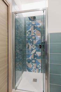 een douche met een glazen deur in een badkamer bij O' Munasterio e Santa Chiara in Napels
