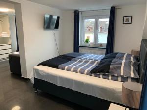 sypialnia z łóżkiem, oknem i telewizorem w obiekcie Günstiges Privatzimmer w mieście Lörrach