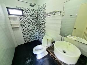 La salle de bains est pourvue de toilettes blanches et d'un lavabo. dans l'établissement Comfy house near sunset beach, à Koh Samui 