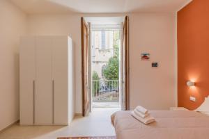 een slaapkamer met een bed en een groot raam bij O' Munasterio e Santa Chiara in Napels