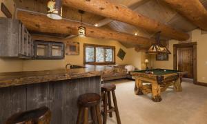 MV Souvenirs Lodge في بيغ سكاي: غرفة مع طاولة بلياردو وبار
