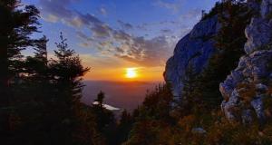 a sunset in the mountains with the sun setting at Villa Fortuna Romantik in Lackenhof