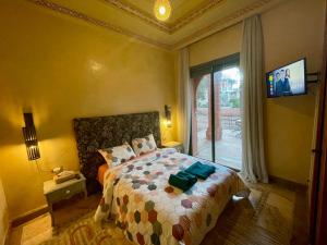 Un dormitorio con una cama y una ventana grande. en Les Fleurs du Bien - Marrakech, en Marrakech 50 fotos más